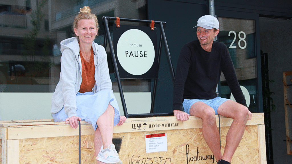 Signe og Jonas Klit sidder foran PAUSE recovery studio under ombygning