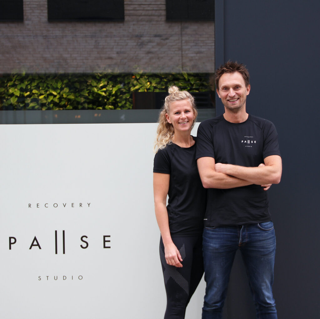 Jonas Klit står foran PAUSE recovery studio sammen med Signe Klit